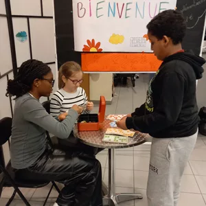 Plusieurs jeunes autour d'une table durant les ateliers ados